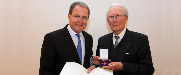Bundesverdienstkreuz für em.Univ.-Prof. Walter Schmidt