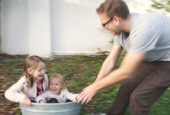 Papa mit Kind zu Hause?
