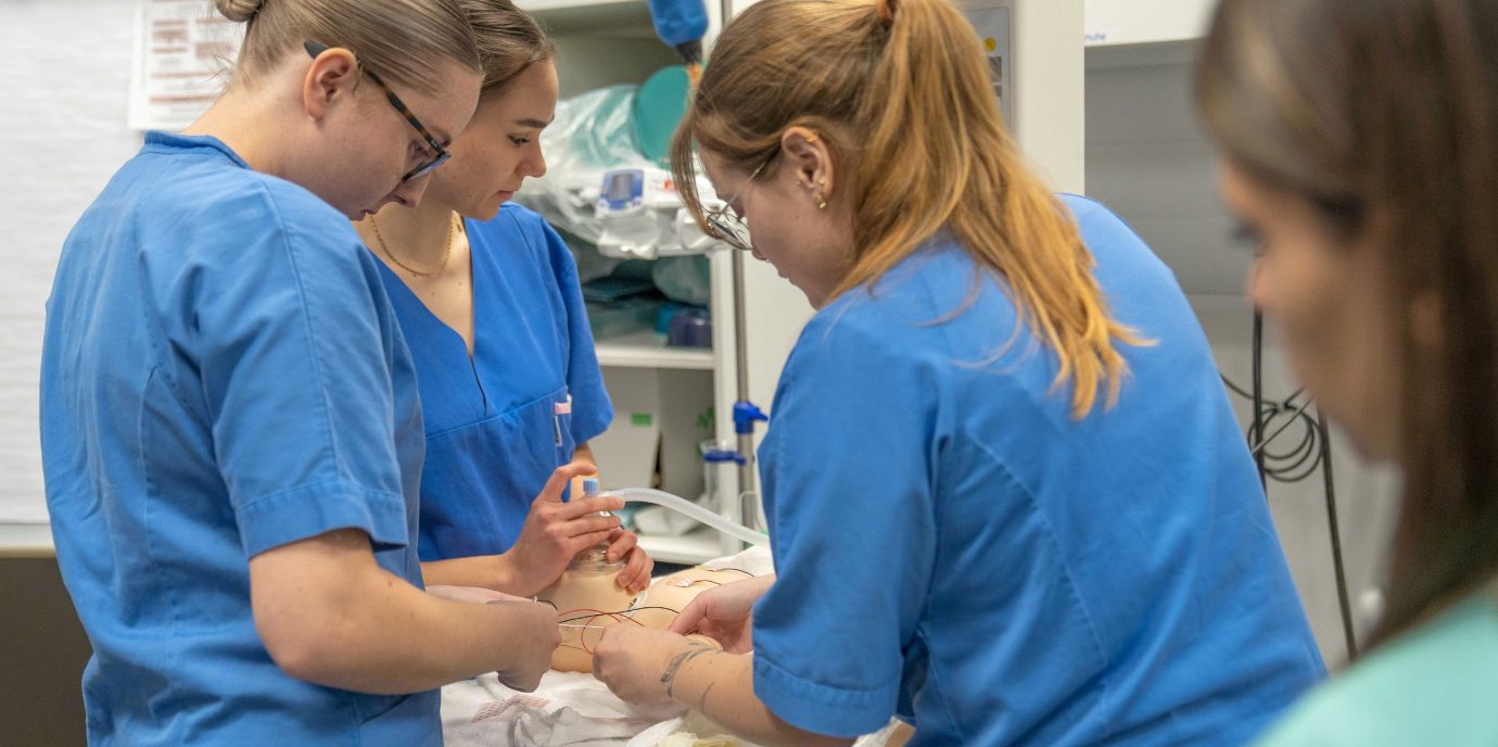 Eingespieltes Team: Medizin- und Pflegestudierende üben gemeinsam