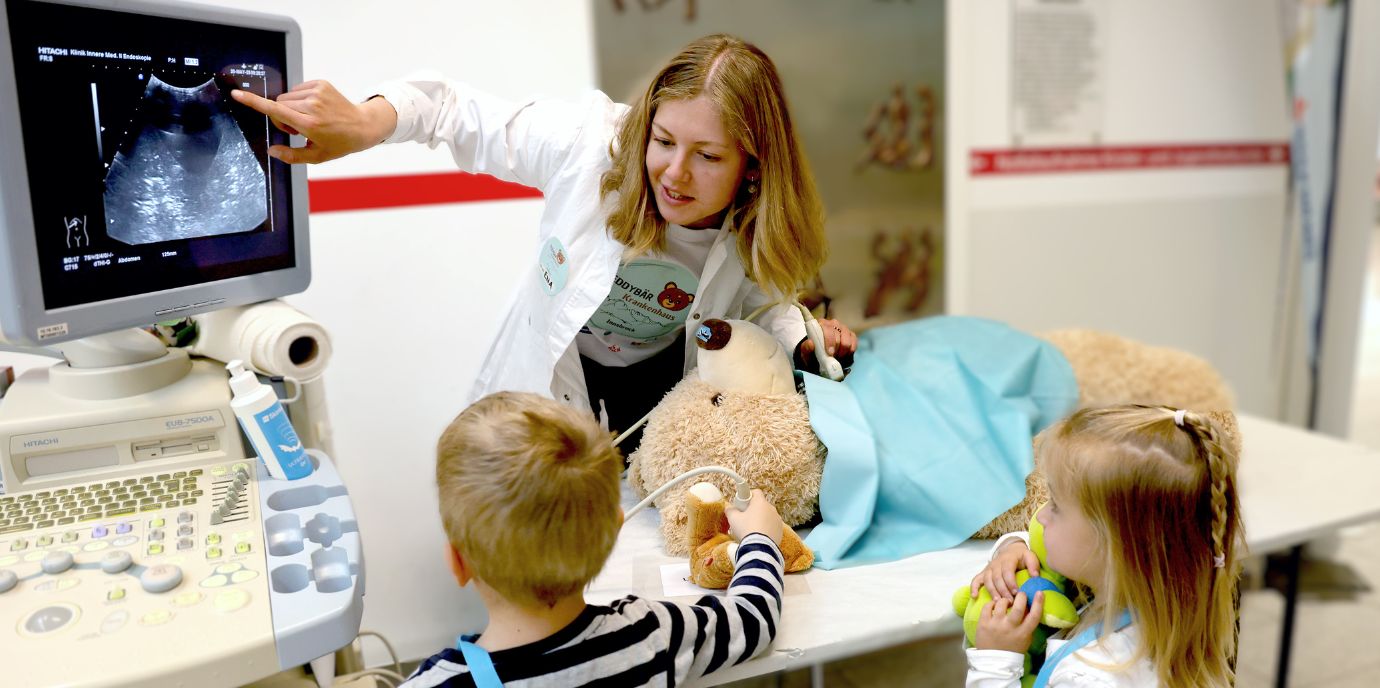 Teddybärkrankenhaus Innsbruck: Von Studierenden für Kinder organisiert