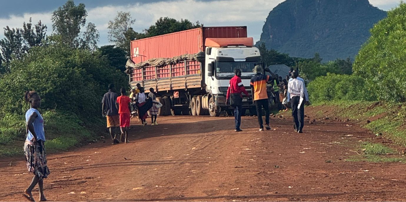 Von der Med Uni ins Klassenzimmer: Kinder in Uganda lernen jetzt an Innsbrucker Tischen