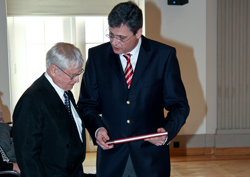 http://xims.i-med.ac.at/goxims/content/i-med.ac.at/public-relations/medienservice/images/festschrift_27112010_small.jpg?m=e http://xims.i-med.ac.at/goxims/content/i-med.ac.at/public-relations/medienservice/images/festschrift_27112010_small.jpg?m=e